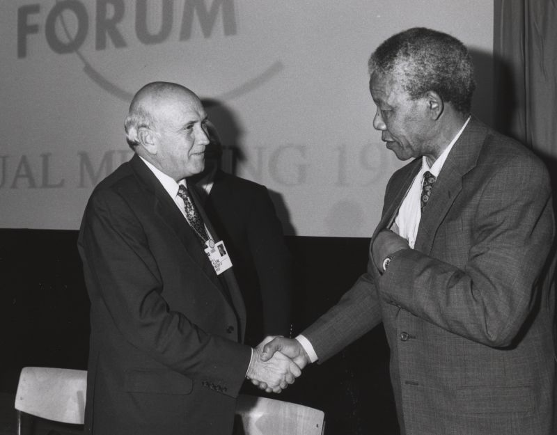เฟรเดริก เดอ แกลร์ก กับเนลสัน แมนเดลา ในการประชุมประจำปี World Economic Forum ในปี 1992