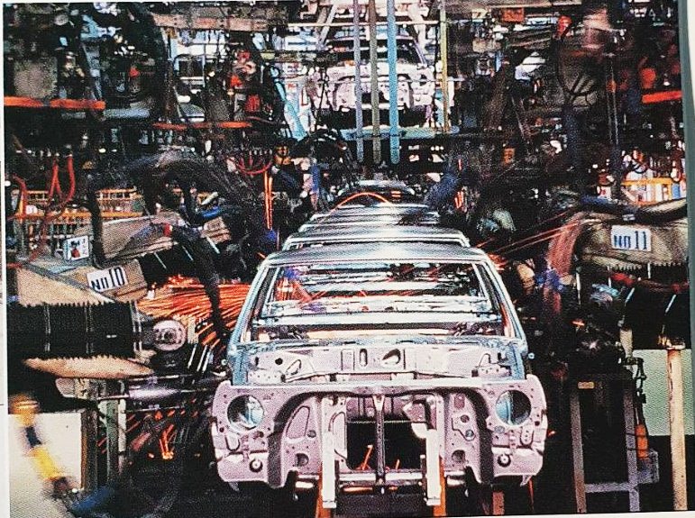 หุ่นยนต์ในโรงงานที่ช่วยในการผลิตรถยนต์ที่ญี่ปุ่น
