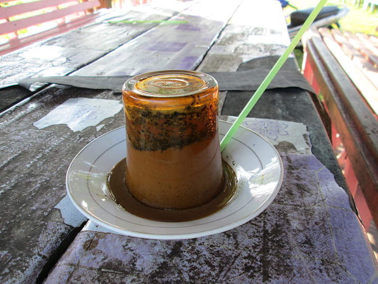 คูปิคอป (Kupi Khop) – กาแฟคว่ำของอินโดนีเซียจิบได้ด้วยหลอดดูด